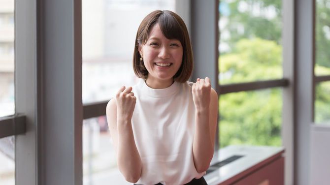 ポジティブな姿勢を示す若い日本人女性
