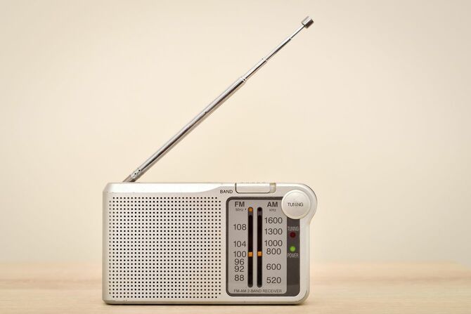 テーブルの上に置かれた小さなラジオ