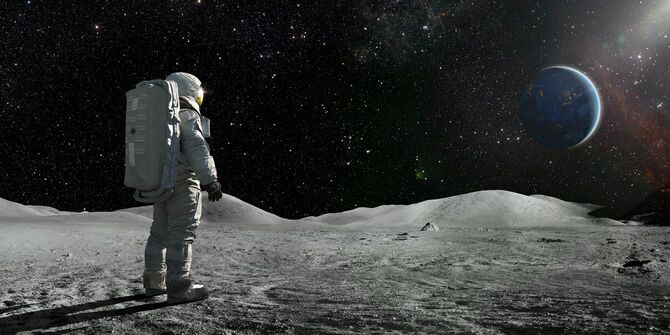 遠い地球に向かって月面に立つ宇宙飛行士