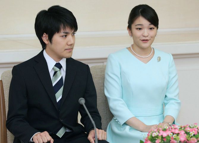 婚約が内定し、記者会見される秋篠宮家の長女眞子さまと小室圭さん＝2017年9月3日、東京都港区の赤坂東邸［代表撮影］