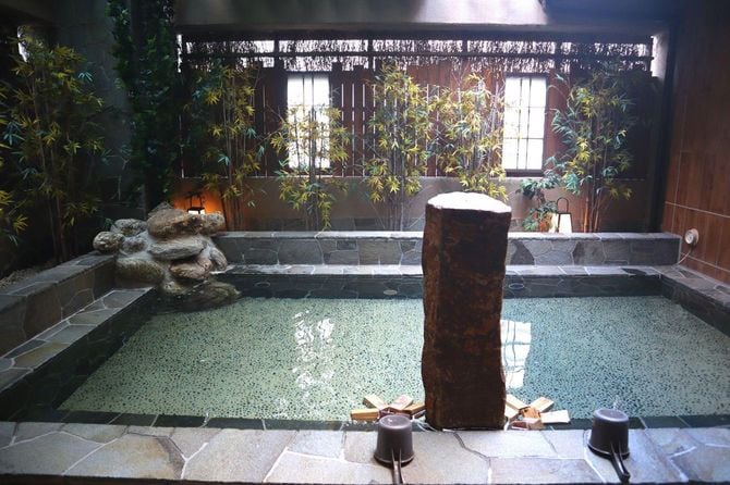 露天風呂は風鈴が鳴り響き、癒やしを自然と感じられるような工夫がされている。