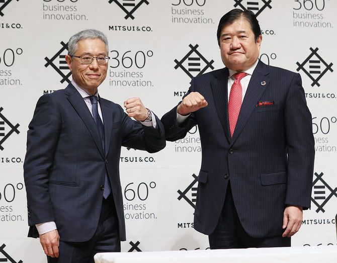 記者会見後、写真に納まる三井物産の堀健一次期社長(左)と安永竜夫社長