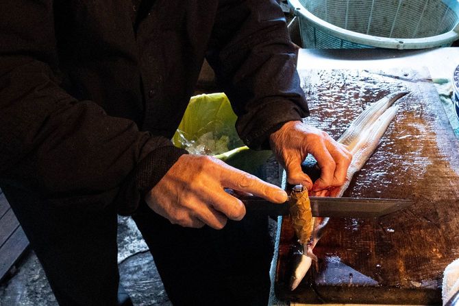 ウナギをさばく様子