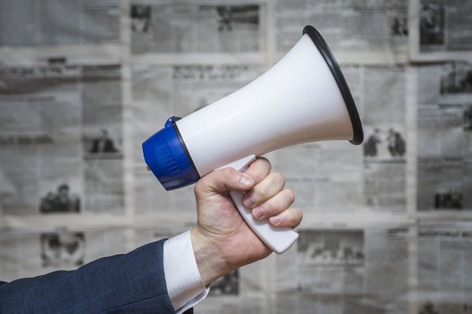 メガホンを持つ手