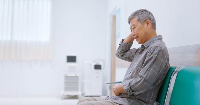 病院で椅子に座る老人