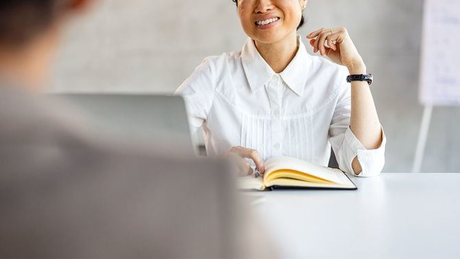 オフィスで話をする女性