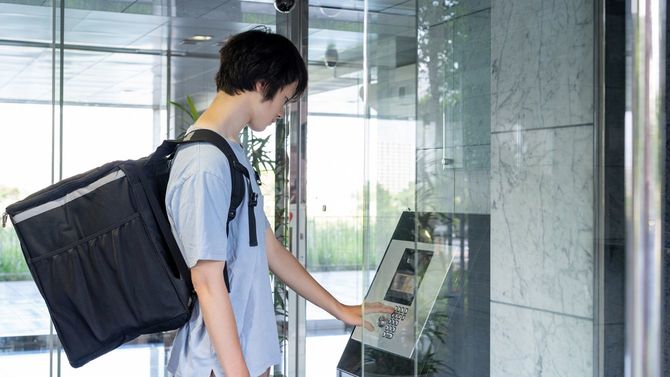 デリバリーサービスをする学生