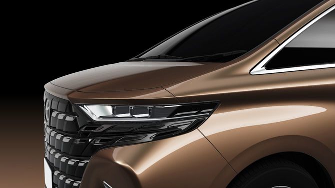 より美しくなったアルファード。フロントフェンダーやサイドスカート部の形状をはじめ、ボンネット先端からリアまで大胆な面変化を施している