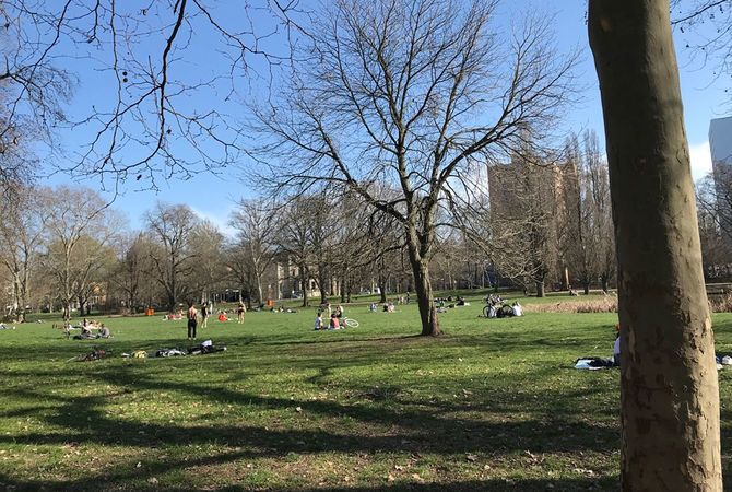 今のドイツで明るい表情の人がいるのは緑の中だけだ（4月、ライプツィヒ市内）