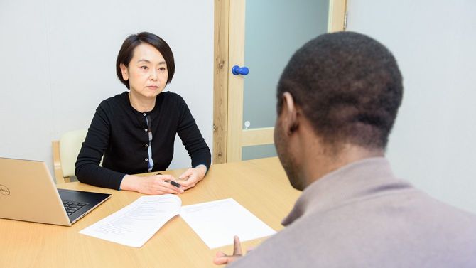 日本に到着した難民のうち、「難民支援協会」のような支援団体につながった人は、矢上さんのような弁護士の支援を受けられる場合もある。写真は、難民支援協会スタッフのヒアリングを受ける難民の方