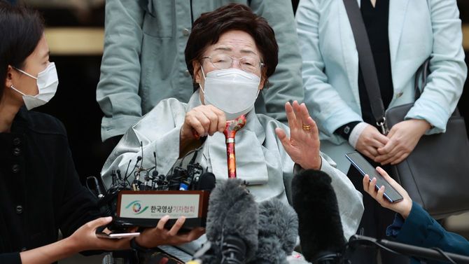 日本政府に損害賠償を求めた韓国慰安婦訴訟の原告の1人で元慰安婦の李容洙さん（中央）＝2021年4月21日、韓国・ソウル