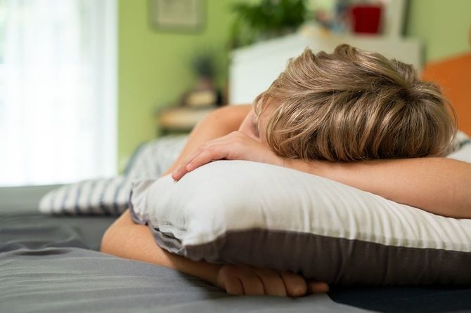 ベッドで寝る男の子