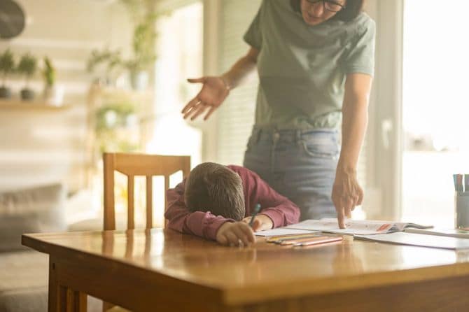 宿題をしている息子と母親