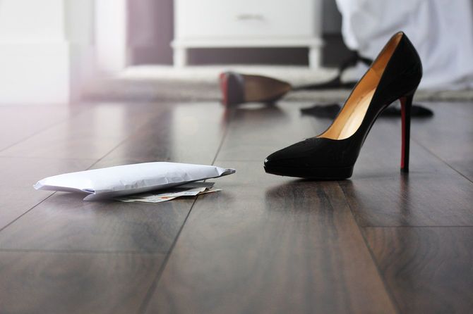 脱ぎ捨てらるたハイヒール