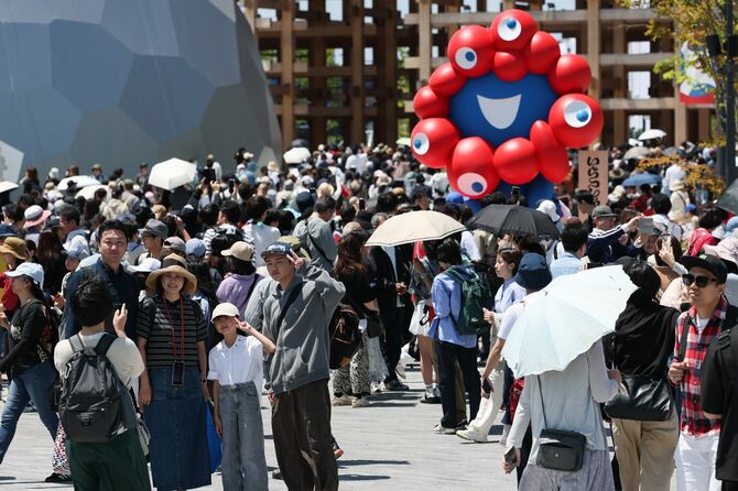 大型連休を迎え、大勢の来場者でにぎわう大阪・関西万博の会場＝2025年5月4日、大阪市此花区