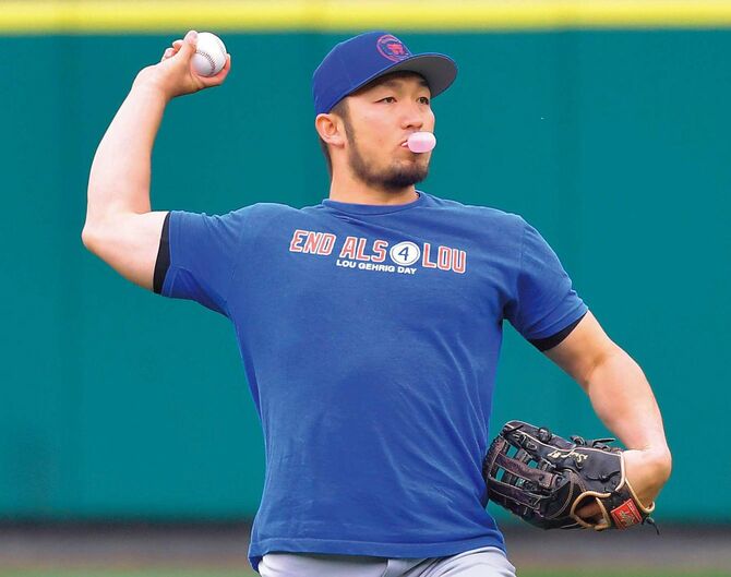 試合前、ガムを噛みながら練習するカブスの鈴木誠也選手