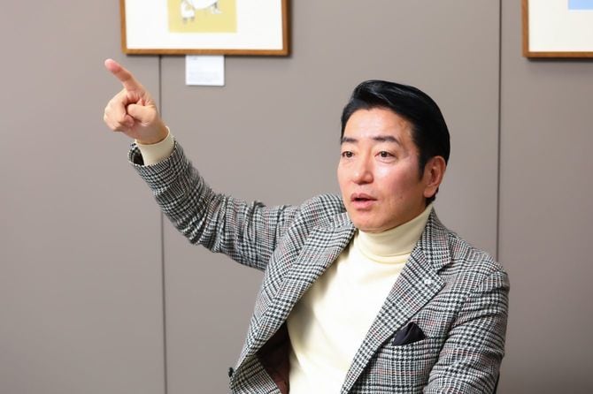 インタビューに応じる友成社長