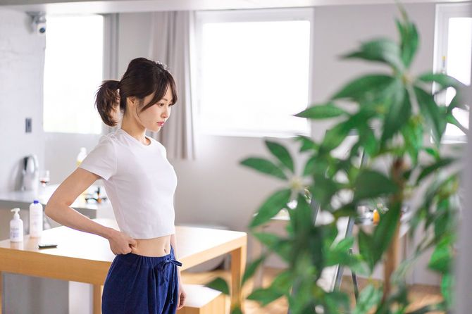 笑顔でダイエット中の若い女性