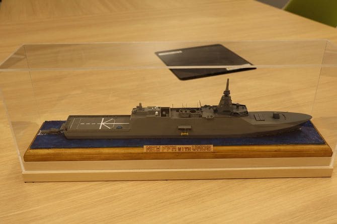 佐々木将補、岩出1佐が班長を務めた海上幕僚監部・艦船装備体系班が保管する「新型FFM」の大型模型