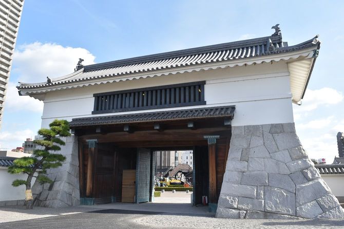 二の丸の真ん中に建つ岡崎城大手門