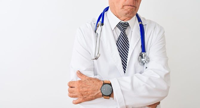 聴診器を身に着けた医者