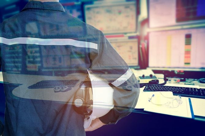 作業シャツを着た技術者