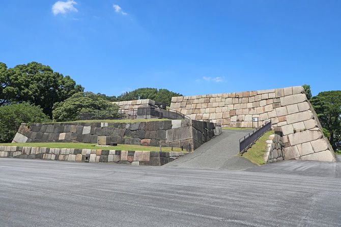 これは、皇居の東庭にある、城の石造りの塔で、この城の最北側に位置しています。