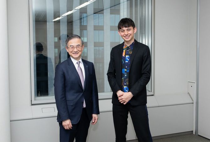 イーオン社長の三宅義和氏（左）とハリー杉山氏