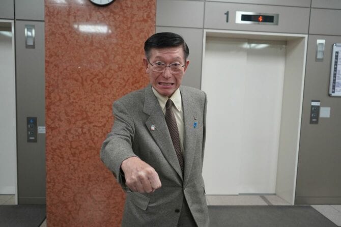「ガチャン」と電話を切るポーズをする秋田県の佐竹敬久知事
