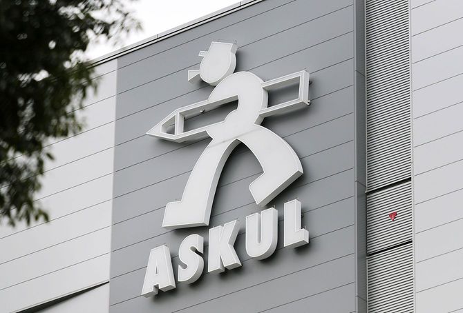 アスクルの物流センターにあるロゴマーク＝2025年10月21日、東京都江戸川区