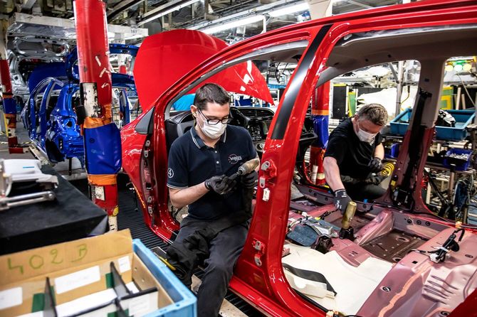 2020年4月28日、感染対策のため、マスクを着用して作業するフランスのトヨタ工場の作業員