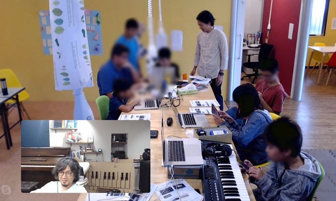 オンライン環境で児童に授業をする南雲玲生さん