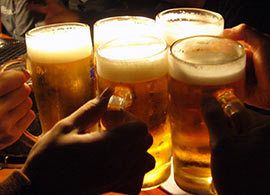 飲み過ぎ食べ過ぎで気をつけたい「逆流性食道炎」の注意点