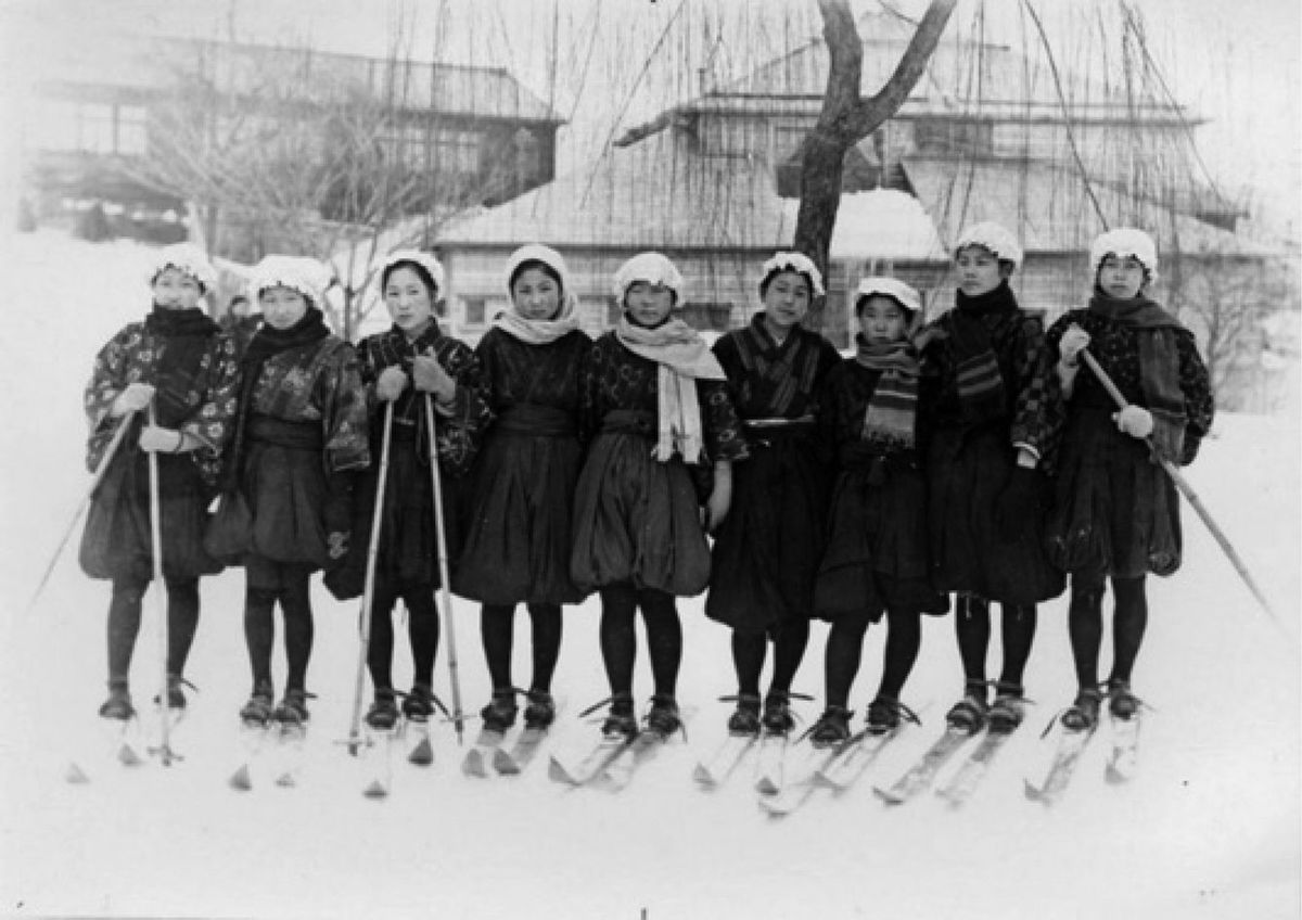 【図版1】スキーをしている小樽高等女学校の生徒たち。1916（大正5）年ごろ撮影