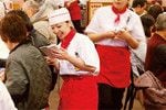 オープン以来、行列が絶えない仙台の一番町店。専門の警備員も出動して整理にあたった。