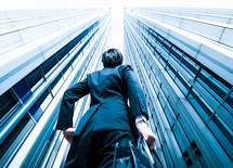 野村CEO"泳げない新人も昆布漁で育てる"