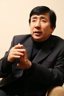 <strong>外交ジャーナリスト・作家 手嶋龍一</strong><br>1949年、北海道生まれ。慶応大学経済学部卒業。NHKワシントン特派員時代の著書『たそがれゆく日米同盟』『外交敗戦』が注目され、ハーバード大学国際問題研究所に招かれる。独ボン支局長、ワシントン支局長を経て2005年に独立。『ウルトラ・ダラー』がベストセラーに。近著に『ライオンと蜘蛛の巣』他。