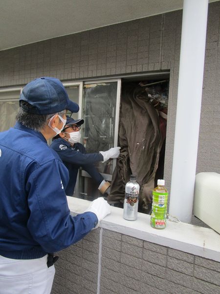 当初はベランダ側からゴミを搬出しようとしたが、ゴミが詰まっていて難しかった。