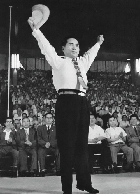 本部幹部会で学会歌の指揮をとる池田大作