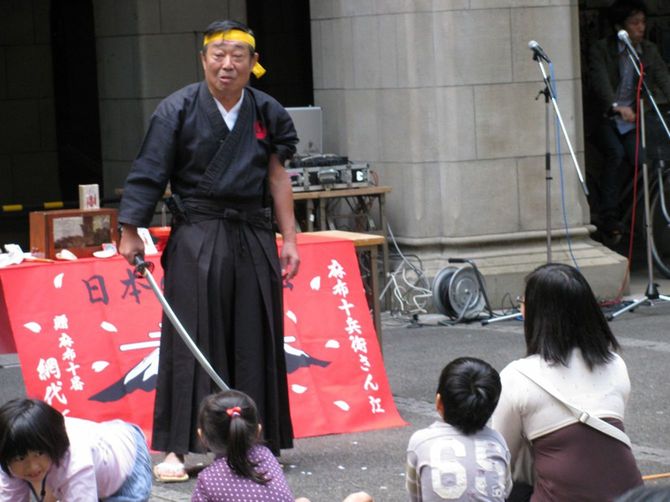 日本テレコムを辞め、大道芸人になった栢木興太郎さん。「麻布十兵衛」の名で活躍している