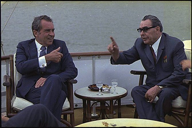 1973年、大統領専用ヨットで会談するリチャード・ニクソンとレオニード・ブレジネフ。