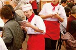 オープン以来、行列が絶えない仙台の一番町店。専門の警備員も出動して整理にあたった。