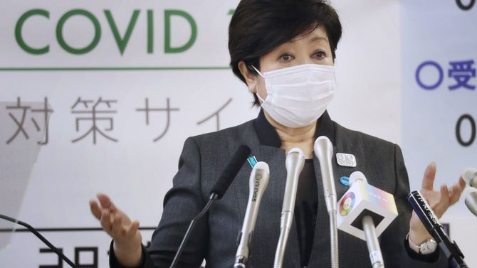 記者会見する東京都の小池百合子知事＝2020年4月24日、東京都庁