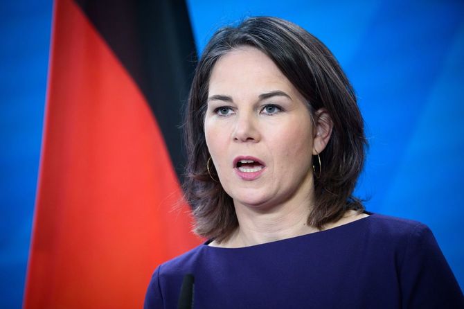 2023年1月9日、ベルリンにて、キプロスのカスリーディス外相との会談後、記者会見するアナレーナ・ベアボック外相