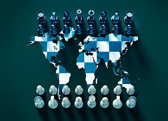 地政学のシンボル、チェスの遊びで世界地図からチェスボード