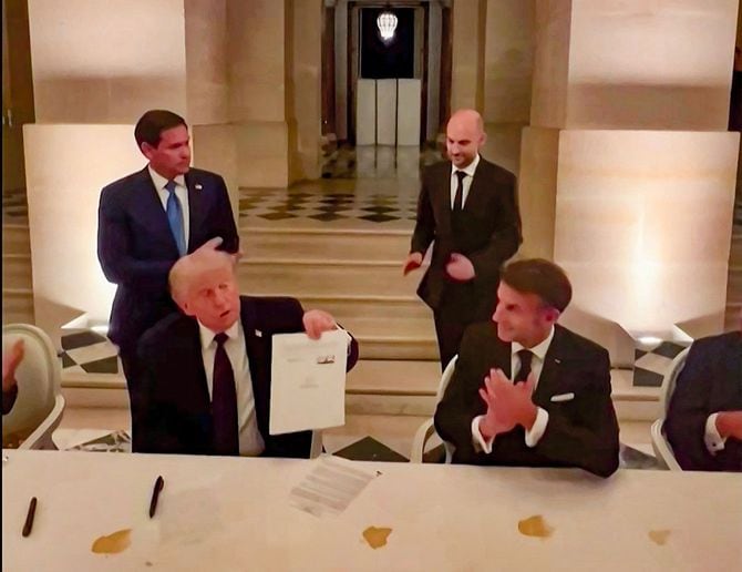 2026年6月17日、ベルサイユ宮殿でイランとの和平合意に署名したトランプ米大統領（左）と、マクロン仏大統領（右）＝2026年6月18日、マクロン大統領の公式Xに投稿された動画より