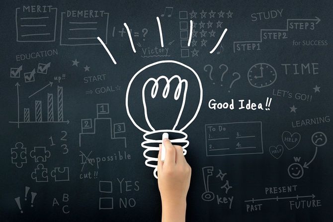 黒板に描かれた電球と「Good Idea」の文字