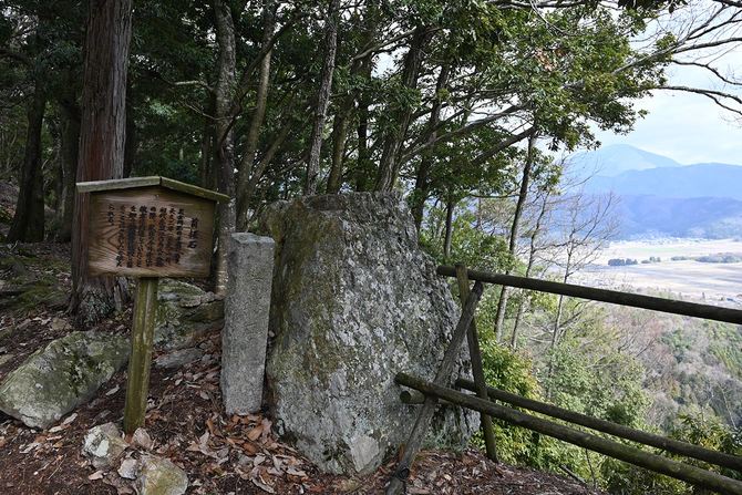 小谷城の歴史を見つめてきた首据石。