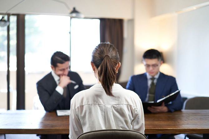 面接を受けている女性