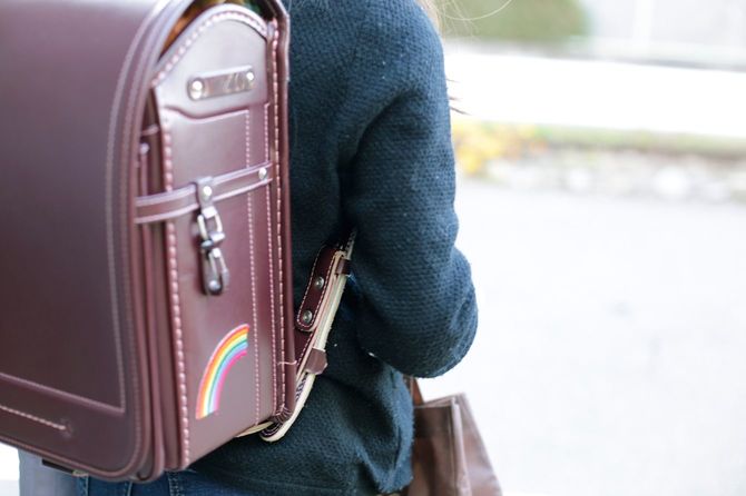 ランドセルを背負って学校に向かう女の子